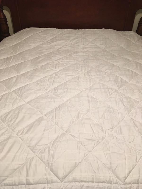 LOOK My Free Beautiful Free King Size Alternative Comforter fits my bed perfect