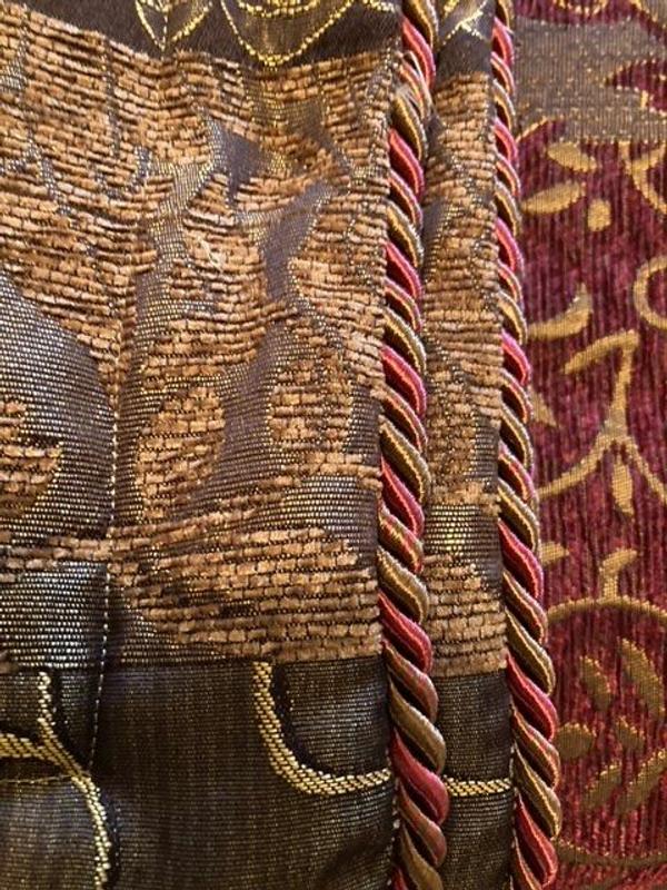 Comforter set showing trim