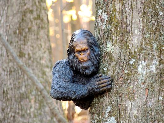 AMHLO Bigfoot Tree Hugger Estátua tímida da árvore Yeti, decoração