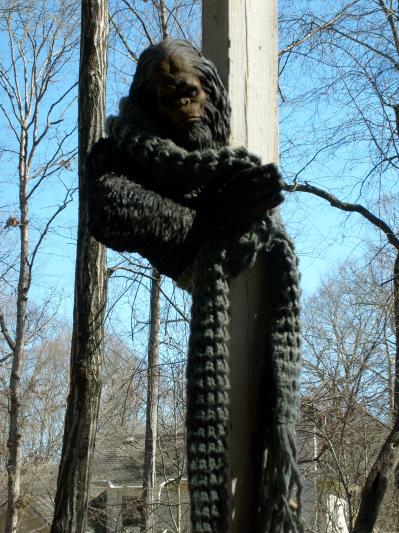 AMHLO Bigfoot Tree Hugger Estátua tímida da árvore Yeti, decoração