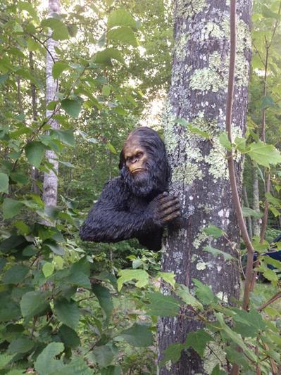 AMHLO Bigfoot Tree Hugger Estátua tímida da árvore Yeti, decoração