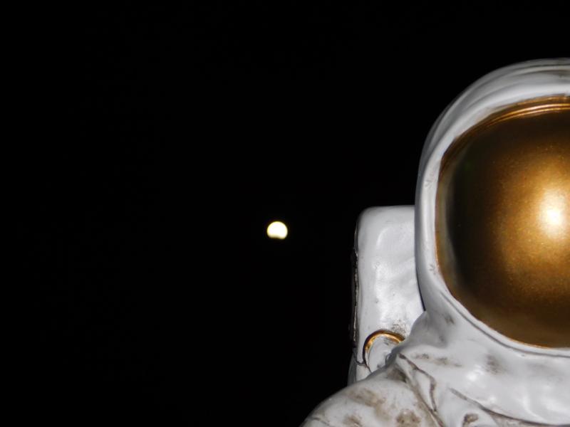 Moon Man Astronaut Statue - Design Toscano