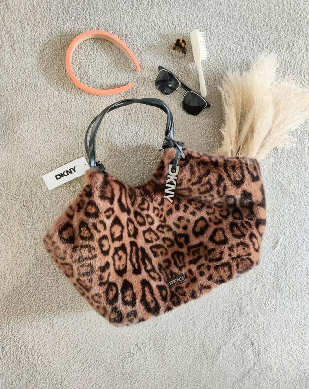 Customer photo for "Cute, fur material bag with a nice quality handle."