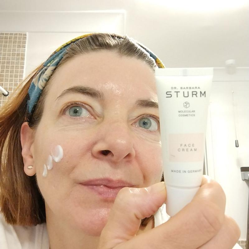 Customer photo for "Fragrance free and light texture"