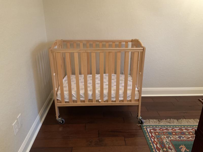 Portable crib 2025 with wheels