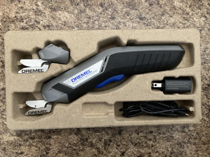  Dremel 4V Cordless Electric Scissors with USB Rechargeable  Battery and Two Blade Attachments - Ideal for Cutting Cardboard, Fabric,  and Paper, HSSC-01 : Arts, Crafts & Sewing