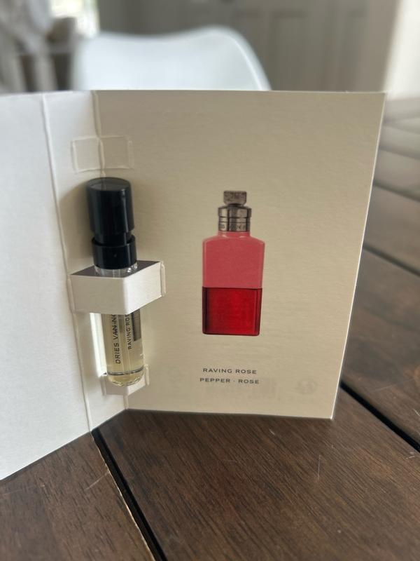 Customer photo for "Strong, vivid, spicy rose perfume"