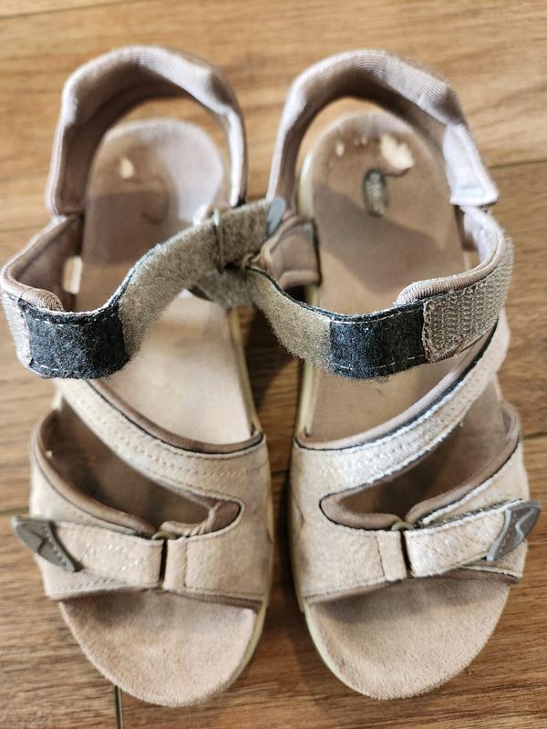 The white part at the heel of both shoes is the worn-out material, after wearing them only occasionally for the past 5 months.