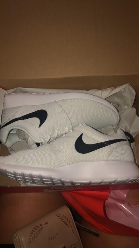 black and white roshes womens