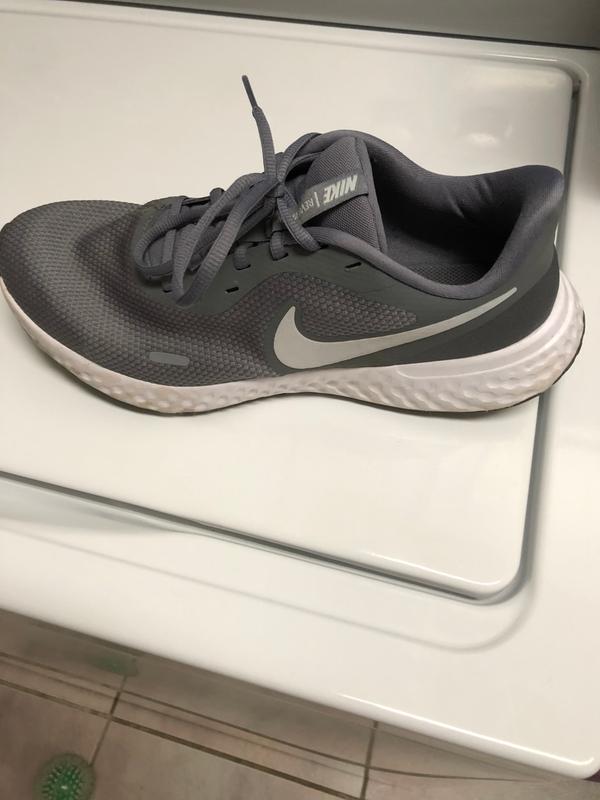 nike revolution 5 squeak