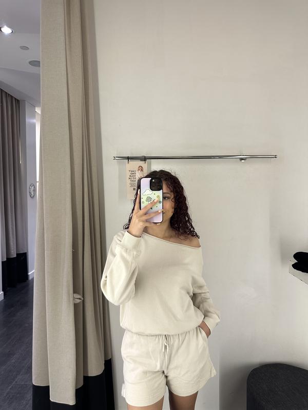 ディアンテ DIANTE Logo offshoulder sweat tops Off Shoulder Sweatshirt Beige | Dynamite