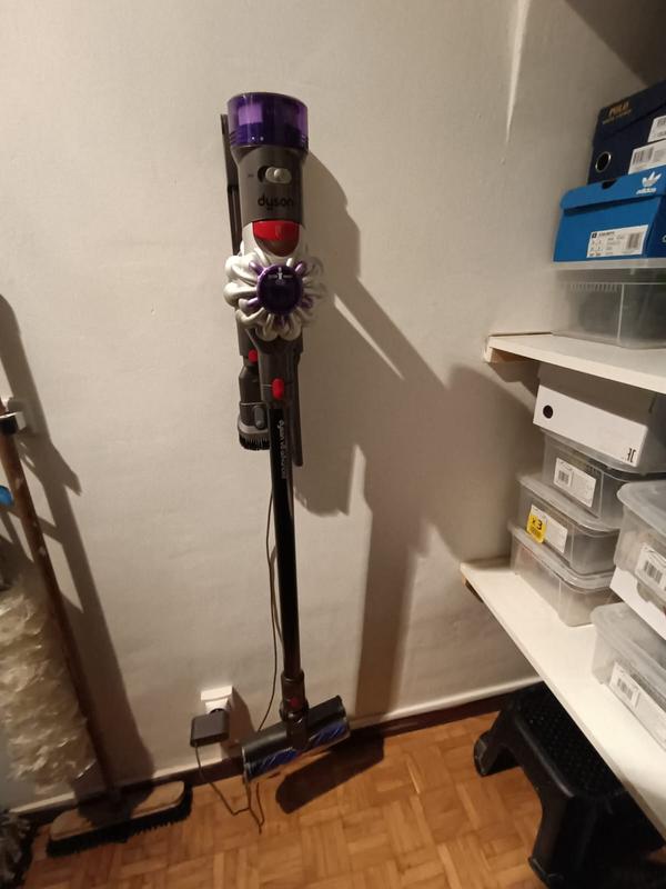 Dyson V8 Advanced sur son support de recharge.