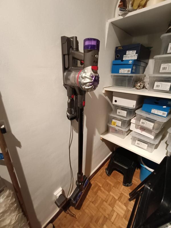 Dyson V8 Advanced sur son support de recharge.