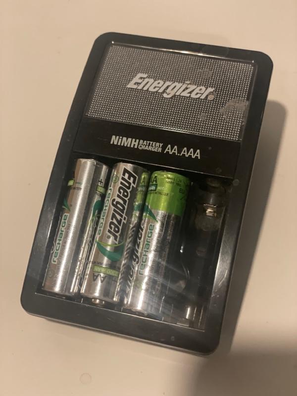 Chargeur de piles et batteries AA/AAA compatible Li-ion et NiMH