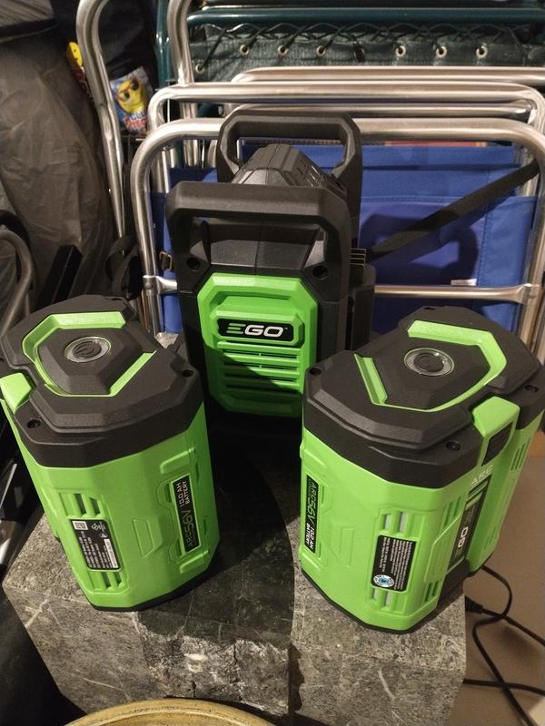 Mon chargeur avec mes deux blocs piles