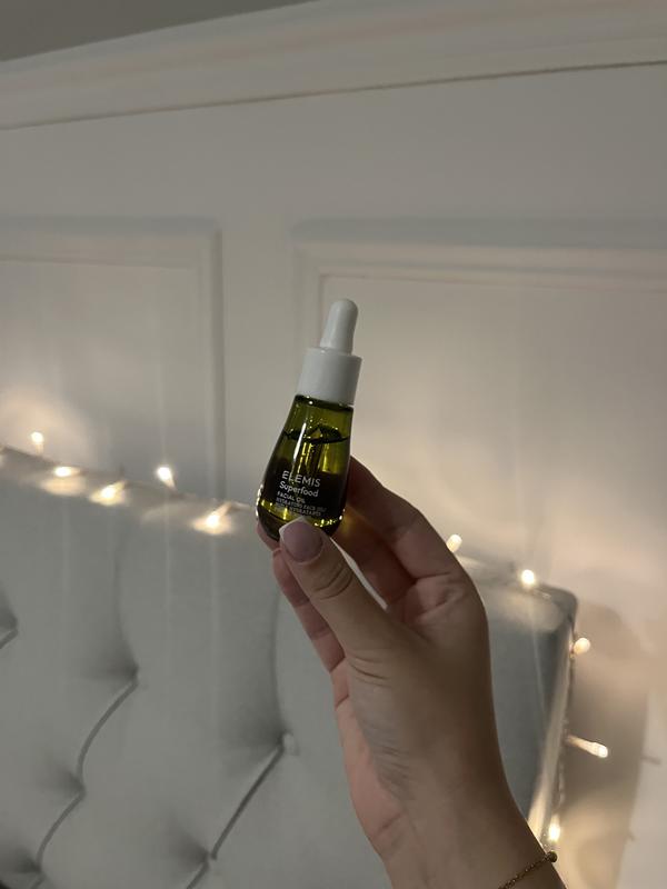 The most beautiful facial oil. Leaves skin glowing and the product smells like a spa! 🤍 Gifted as part of the #ELEMISSkinsider programme ✨