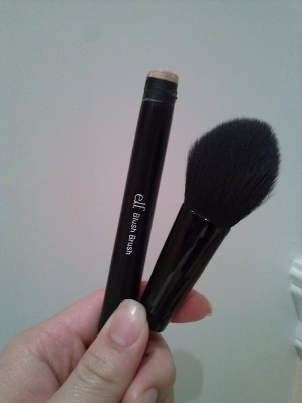 E.L.F. Blending Brush - «One never has enough makeup brushes! However, this  Blending Brush from e.l.f. is not the one for dry and dehydrated skin.  Anyway it's good for on the go