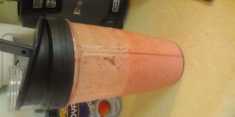 One of the two interchangeable tops. Flip-top for easy pouring or on-the-go consumption.