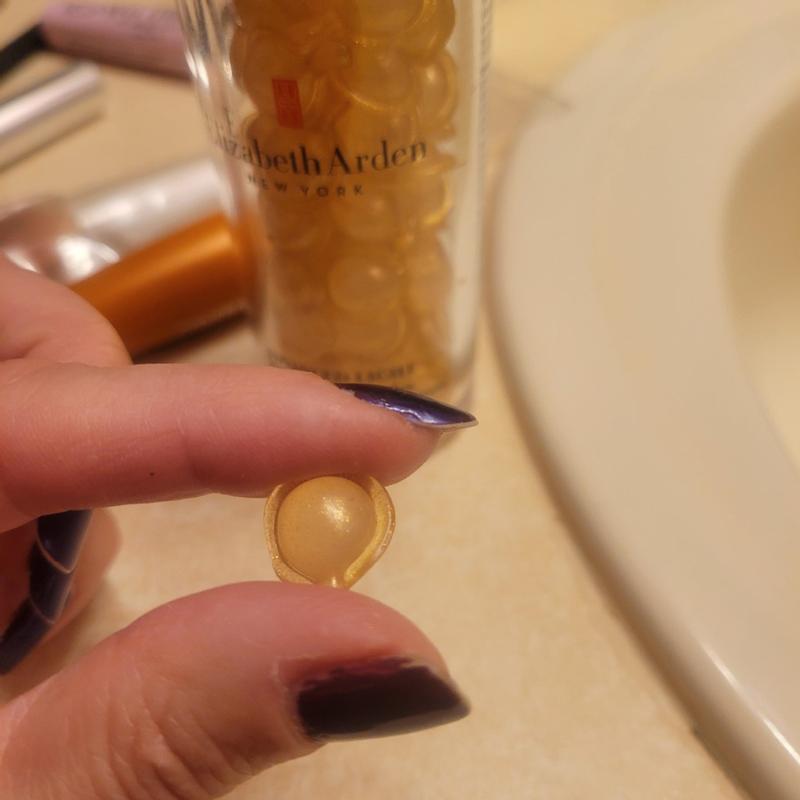 Elizabeth Arden- holding a ceramide capsule