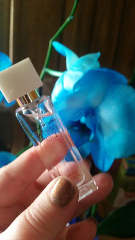The bottle in minimalistic but feminine.
