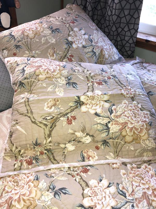 Beautiful design!  And the shams have zippered closures!