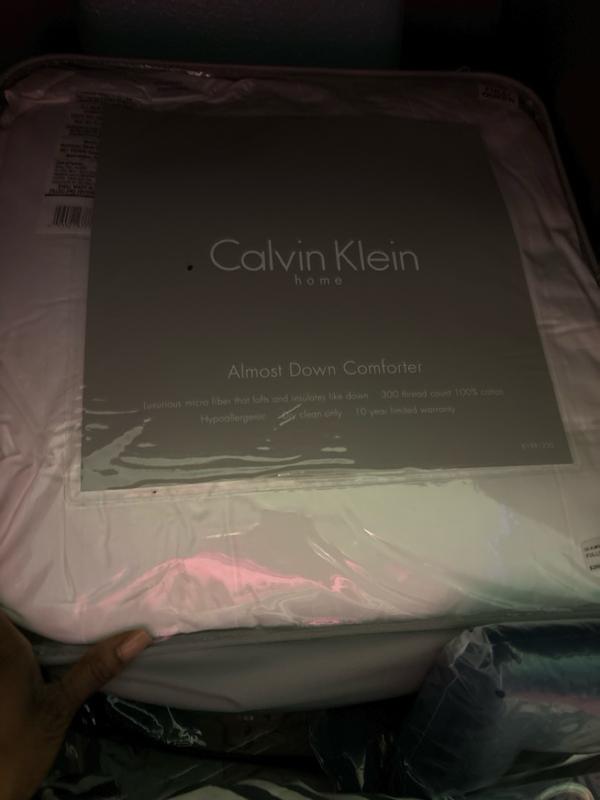 NEW! Calvin Klein QUEEN SIZE Comforter, Almost Down outlet Alternative, Hypoallergenic