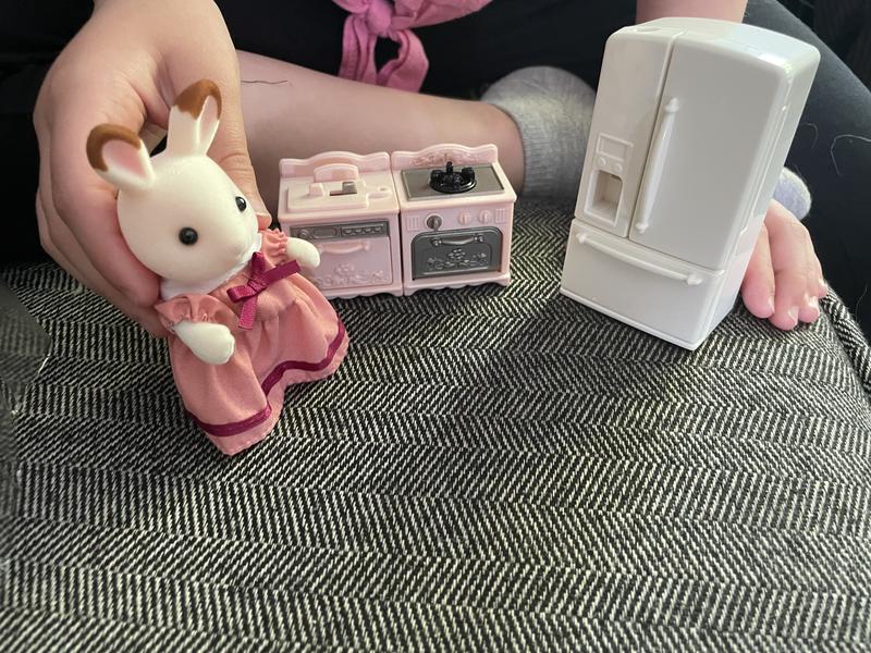 The kitchen set up is adorable.