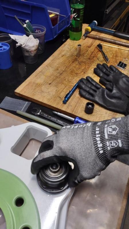 Assembly of aircraft brake housing