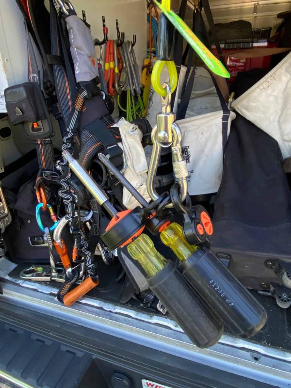 Nice way to keep screwdrivers drop free on the job