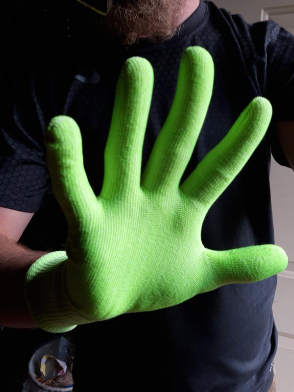 You can see even with my fingers spread it isnt pulling uncontrollably in any place.