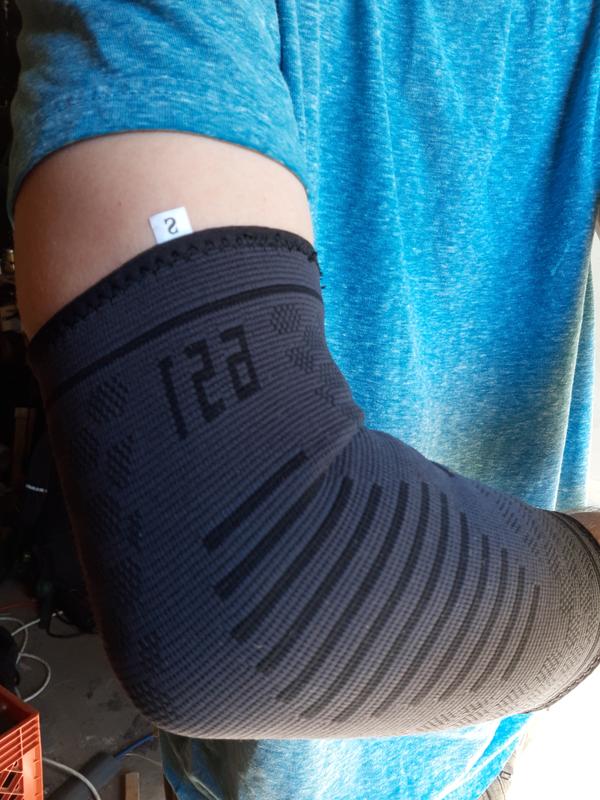 See how it's not to tight when bending my elbow. Usually i have issues with it being to tight but not these.