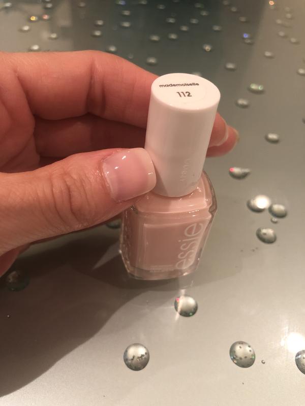 With two coats of the Essie nail polish n.112 ‘mademoiselle’!