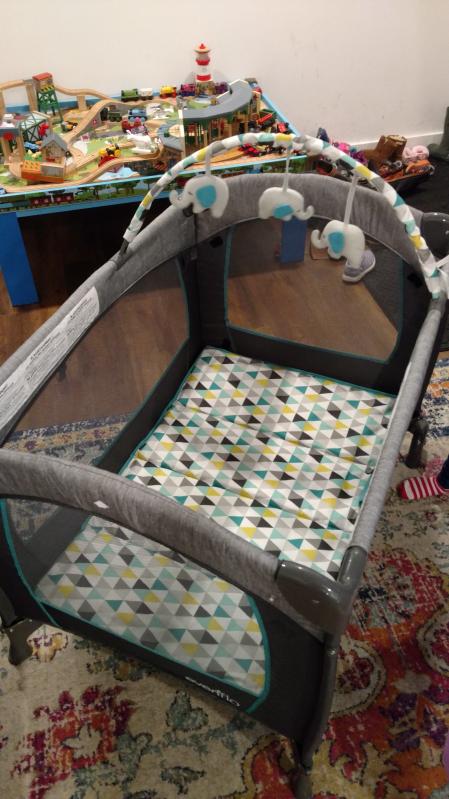 evenflo babysuite deluxe portable playard