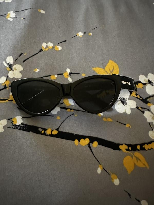 Classic Cat Eye Sunglasses | Express display picture 2