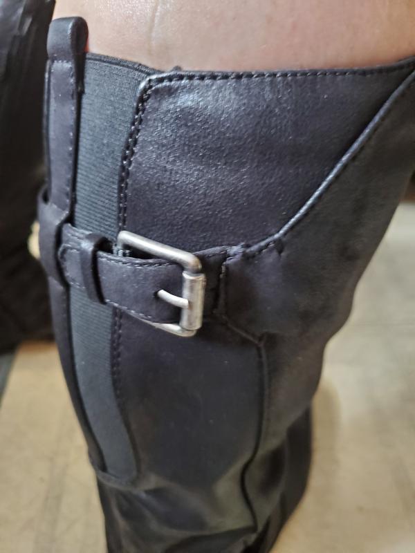 Adjustable Buckle on the Calf