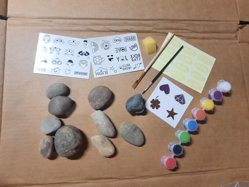 Creative Kids Rock Painting Outdoor Activity Kit for Kids – DIY Art Set w/ 10 Hide and Seek Stones, 12 Acrylic Paint Tubes & 2 Brushes – Fun Googly