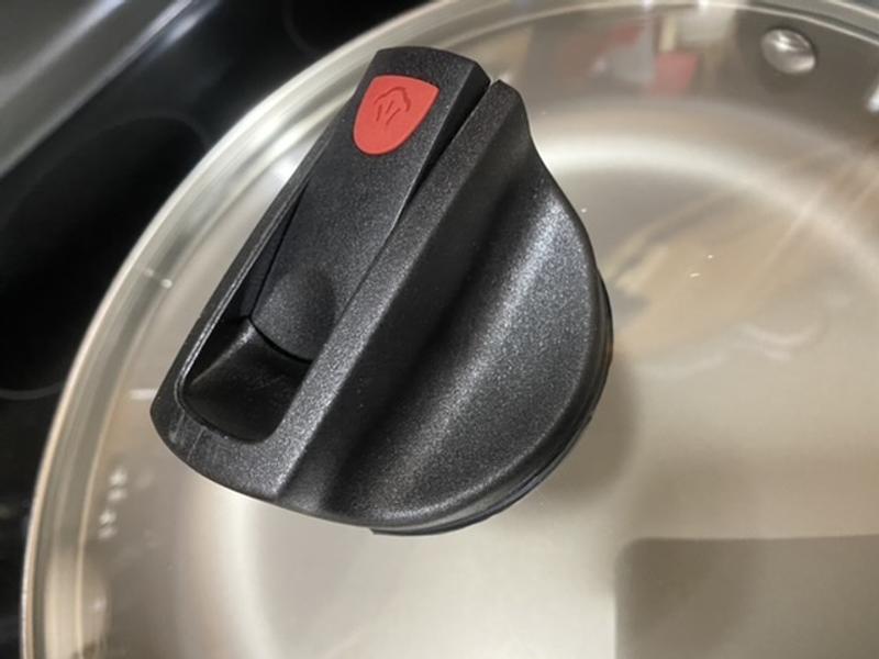 All included lids have the vented knob/lid handle