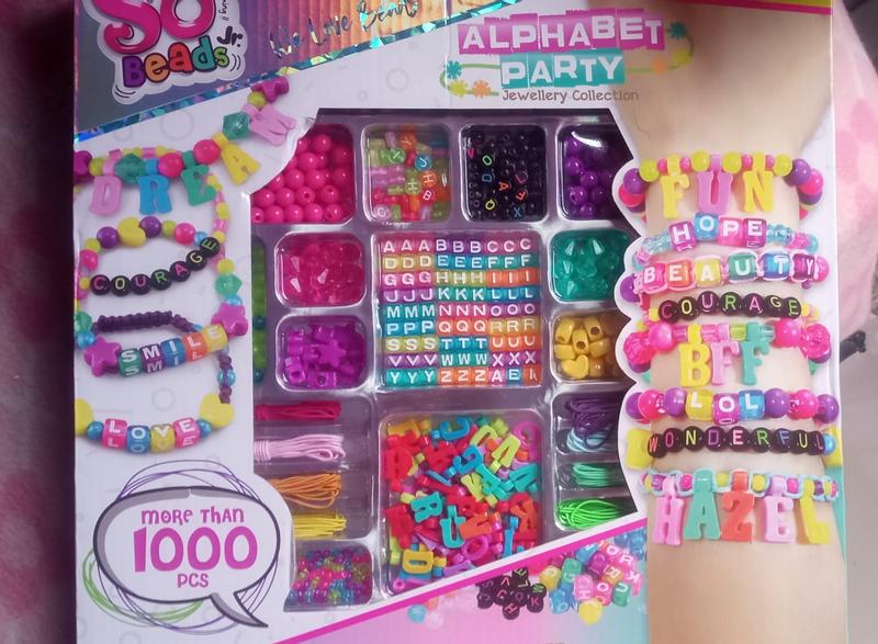 Kit de Joyería Fiesta del Alfabeto, incluye (pulseras y mostacillas), a  partir de 3 años SO BEADS