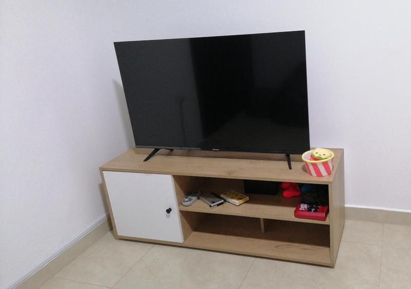 Mesa para tv noah, macadamia y blanco vainilla, con variedad de entrep -  Madecentro