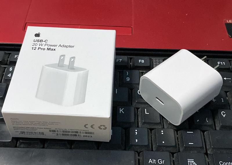 Adaptador de Corriente USB-C de 20W - Apple SM