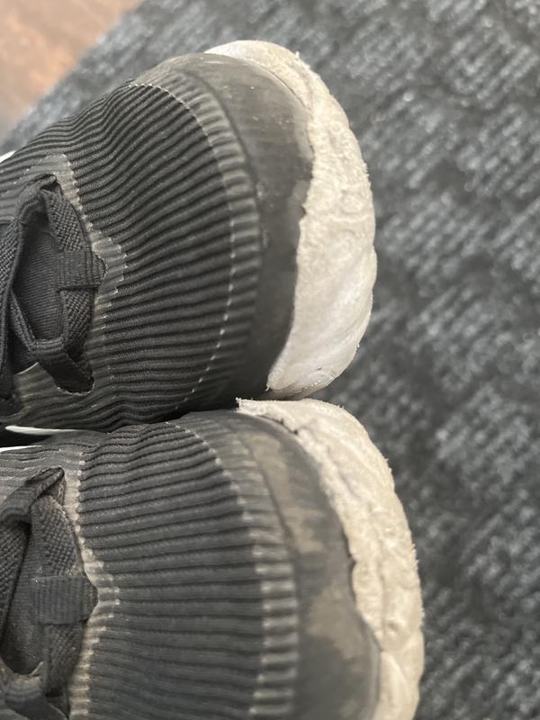 Not even a month and these shoes are already damaged. Bad quality. Not happy.