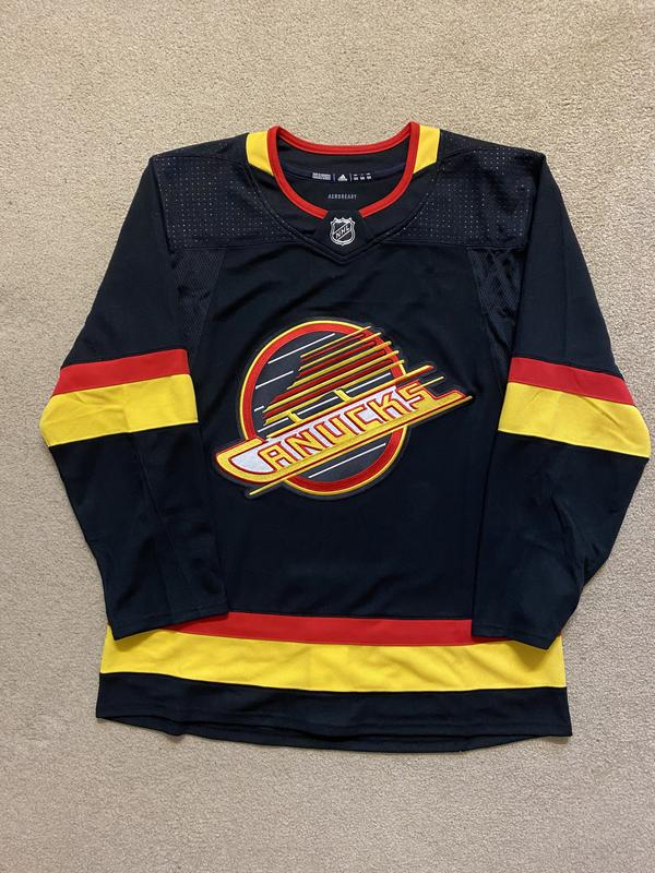 canucks black jersey