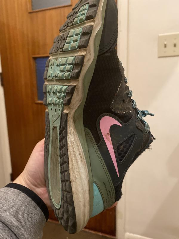 1st picture to show the seams, 2nd picture is a close up of the seam, and 3rd picture is to show the lack
of wear to the shoes.