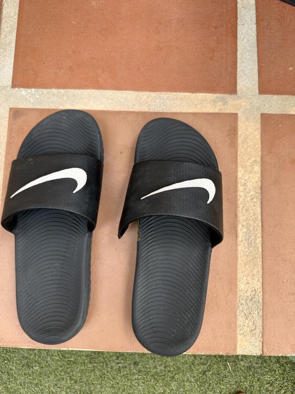 Nike kawa slide on on sale feet