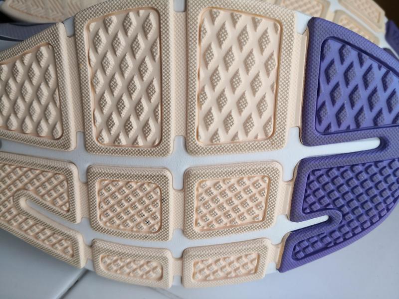 Dirty soles and knotted shoelaces