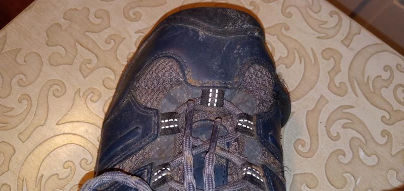 hole in the mesh/leather joint due to poor seams