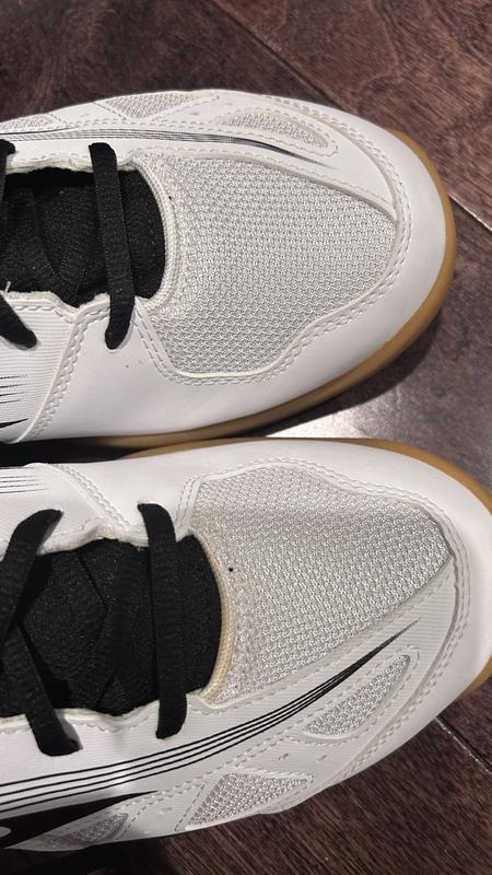 you can see yellow stain on the right shoe