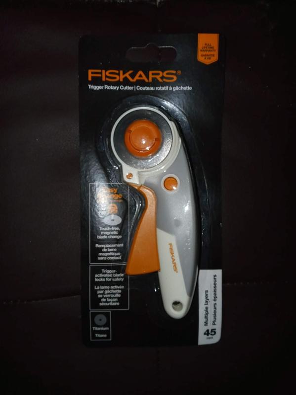 Fiskars Easy Change Fabric Knife - The Sewing Collection