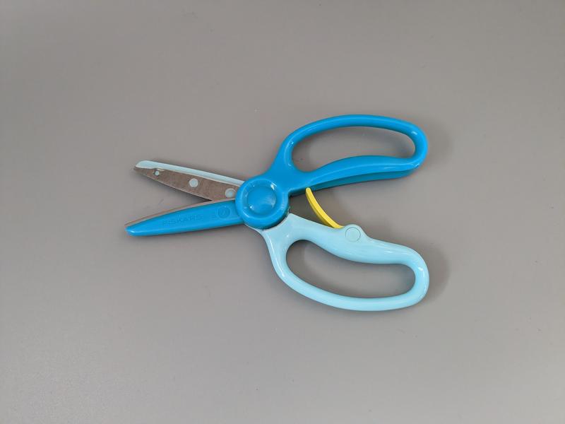 New in package~ Fiskars Preschool Learn to Cut Scissors ages 3+