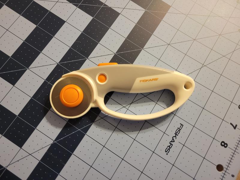  Fiskars 01-005874 Titanium Softgrip Comfort Loop Handle Rotary  Cutter, 45mm, Gray : Everything Else